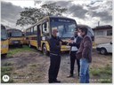 Ônibus do transporte escolar .