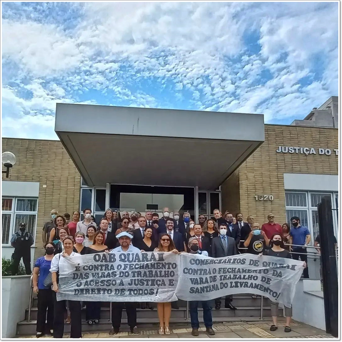 Abraço simbólico.