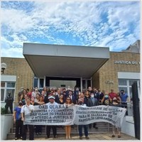 Abraço simbólico.