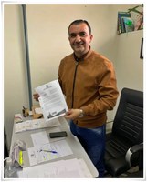 Fios inutilizados em postes de energia.