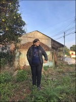 Córrego com esgoto a céu aberto.